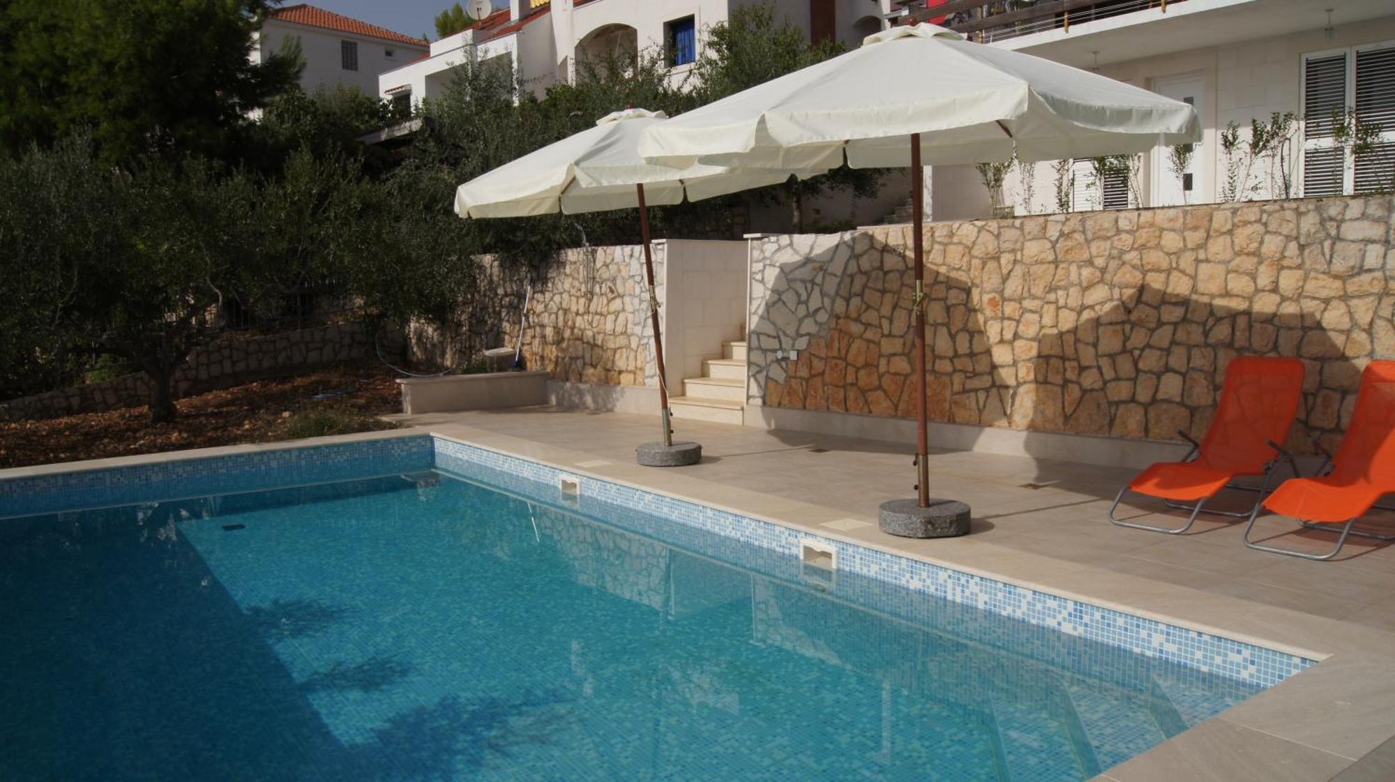 Apartments Niana With Heated Seawater Swimingpool Donji Okrug (Ciovo) Exterior foto