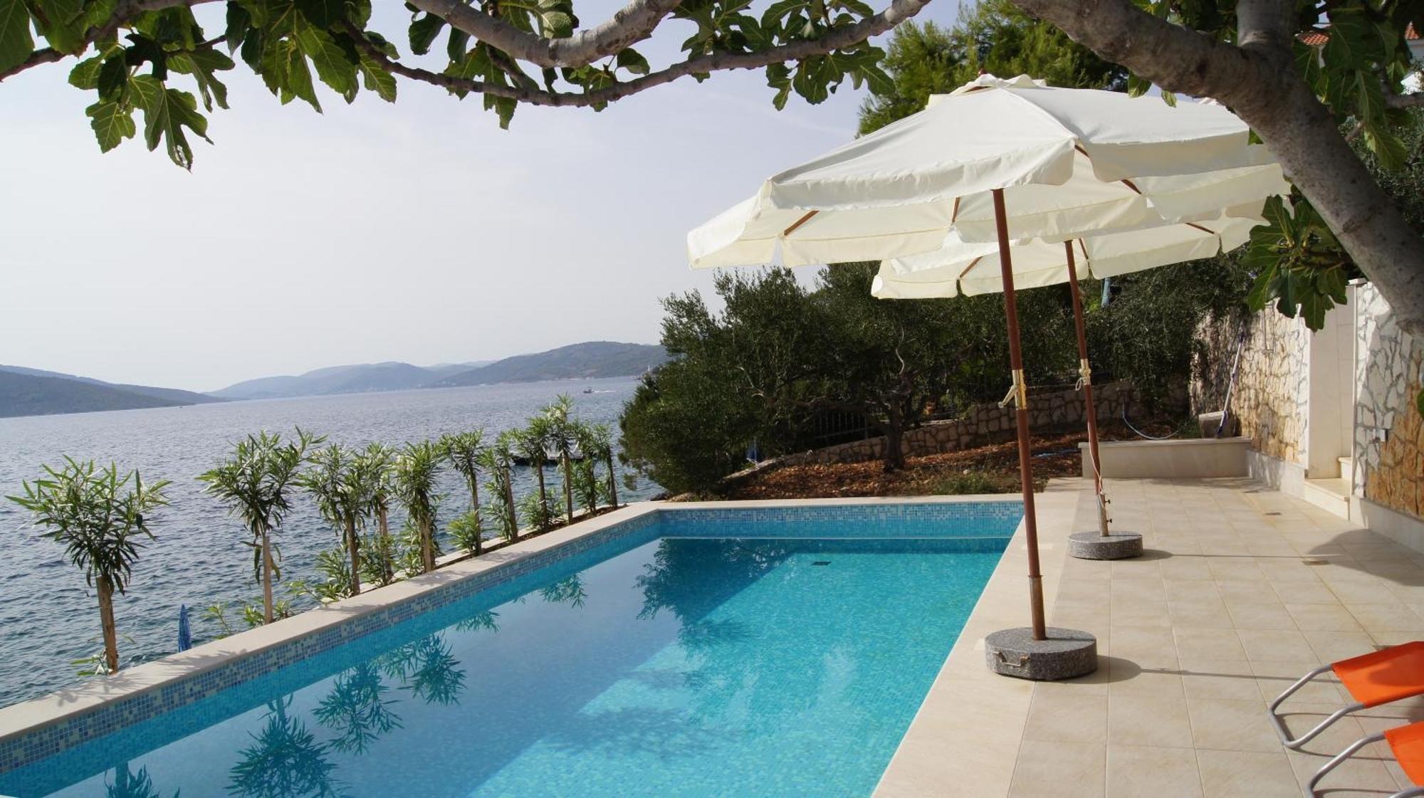 Apartments Niana With Heated Seawater Swimingpool Donji Okrug (Ciovo) Exterior foto