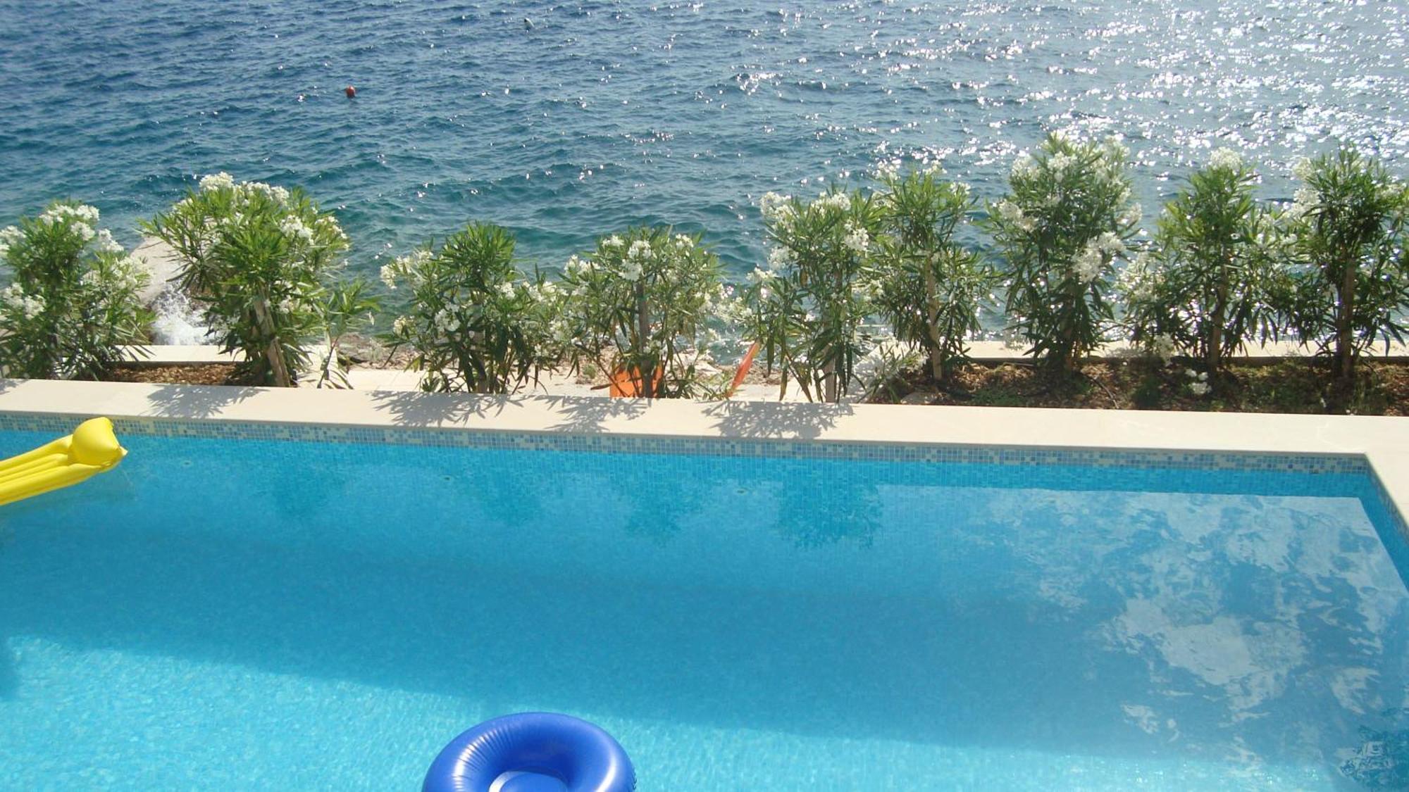 Apartments Niana With Heated Seawater Swimingpool Donji Okrug (Ciovo) Exterior foto