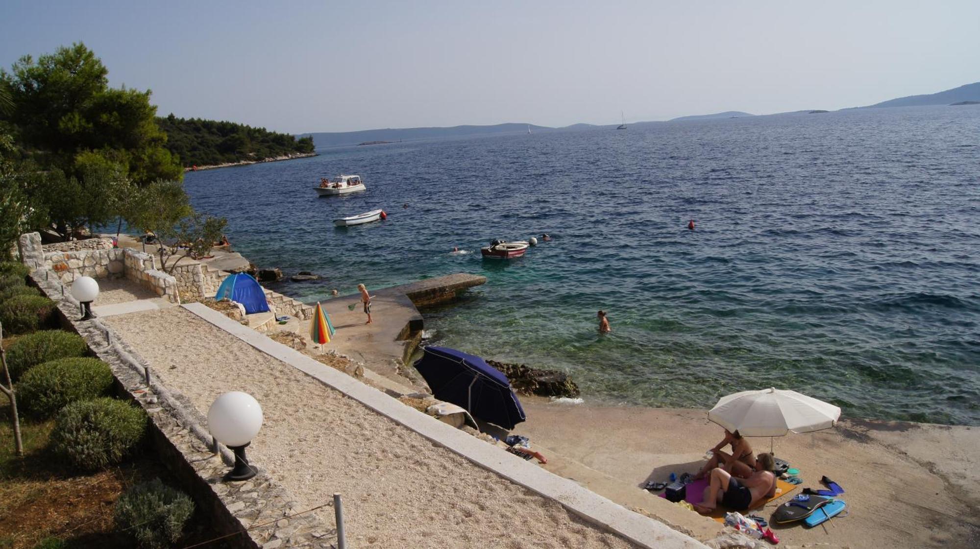 Apartments Niana With Heated Seawater Swimingpool Donji Okrug (Ciovo) Exterior foto
