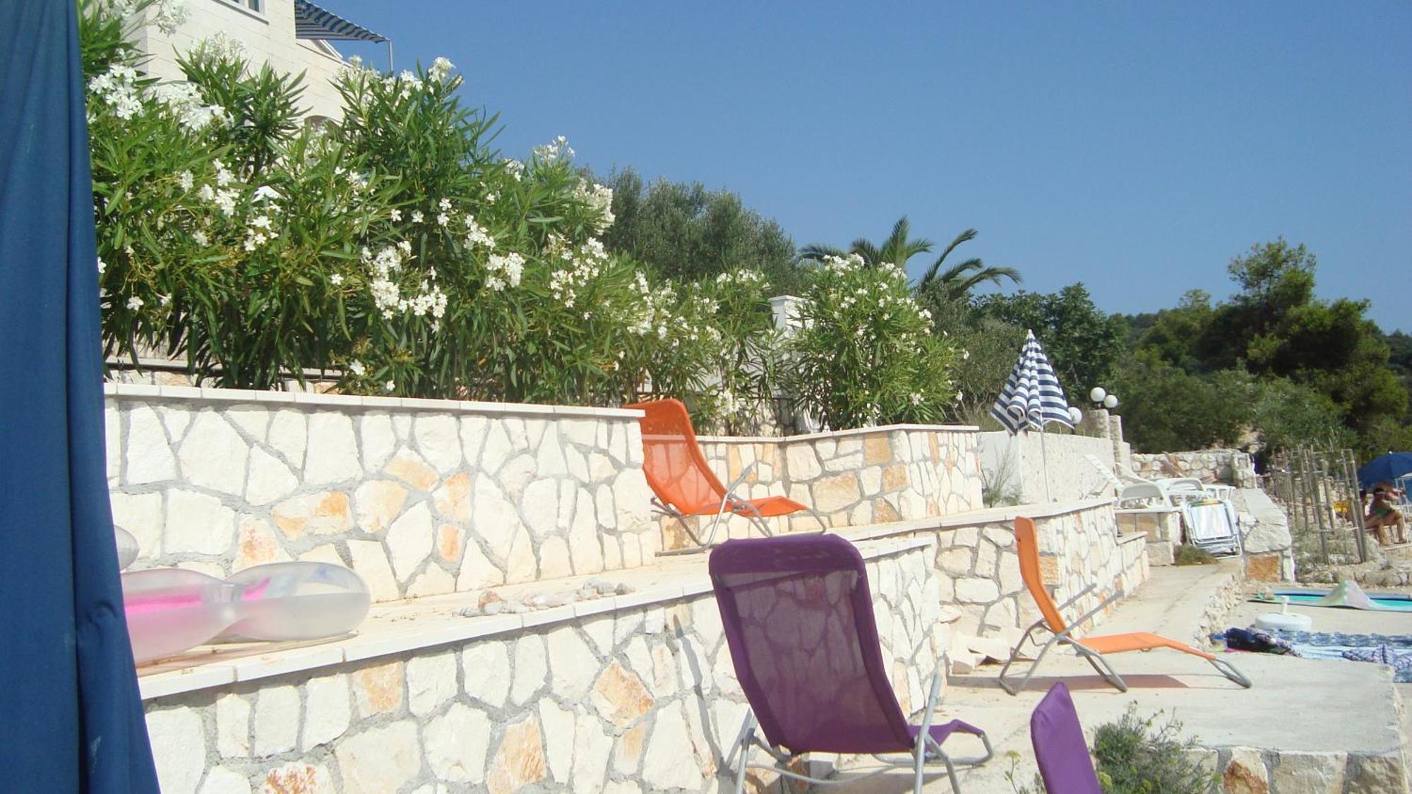 Apartments Niana With Heated Seawater Swimingpool Donji Okrug (Ciovo) Exterior foto