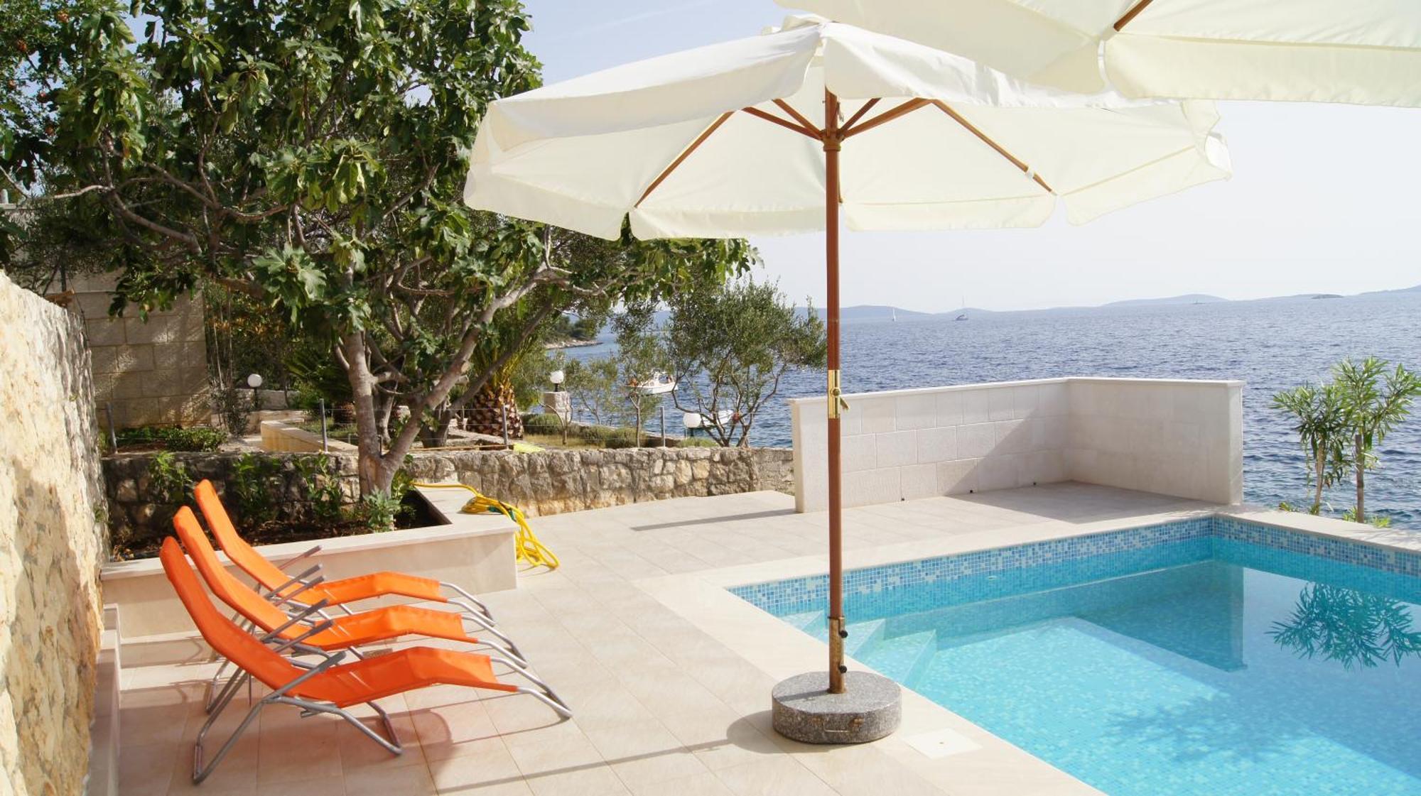 Apartments Niana With Heated Seawater Swimingpool Donji Okrug (Ciovo) Exterior foto