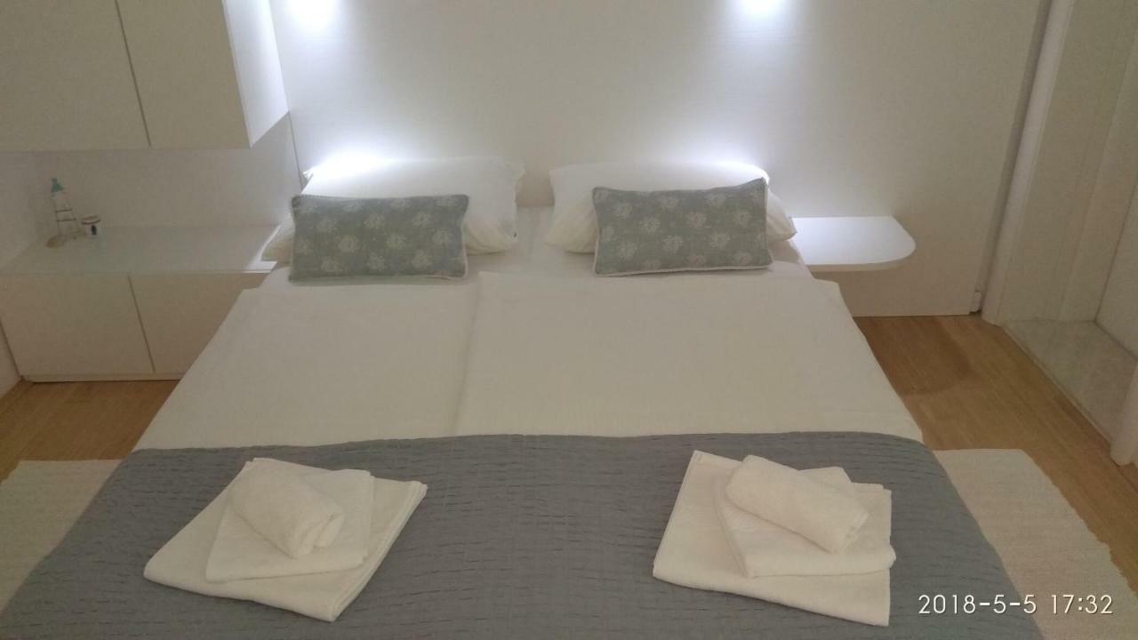 Apartments Niana With Heated Seawater Swimingpool Donji Okrug (Ciovo) Exterior foto