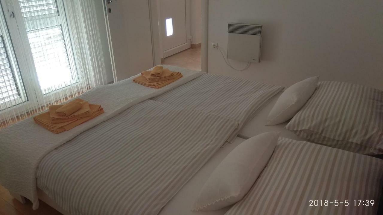 Apartments Niana With Heated Seawater Swimingpool Donji Okrug (Ciovo) Exterior foto