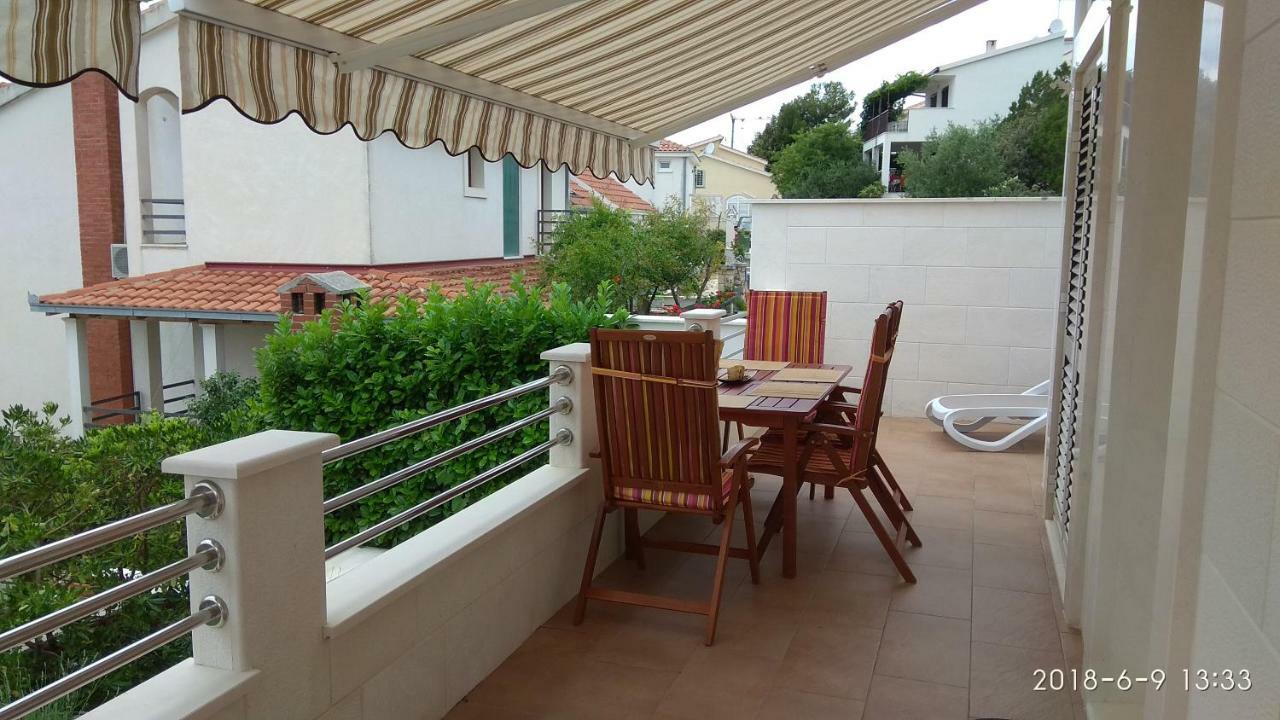 Apartments Niana With Heated Seawater Swimingpool Donji Okrug (Ciovo) Exterior foto
