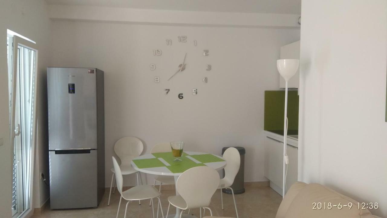 Apartments Niana With Heated Seawater Swimingpool Donji Okrug (Ciovo) Exterior foto