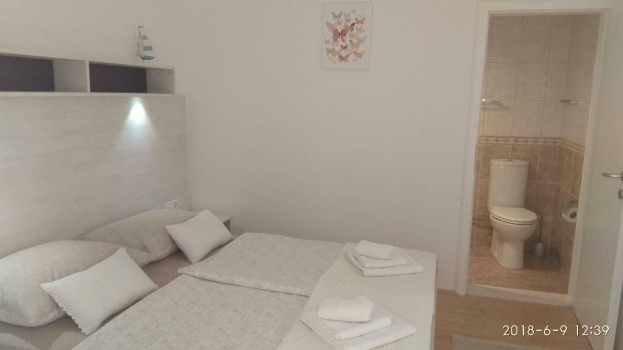 Apartments Niana With Heated Seawater Swimingpool Donji Okrug (Ciovo) Exterior foto