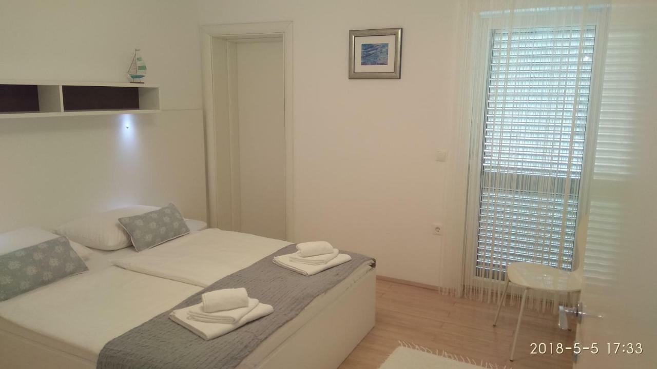 Apartments Niana With Heated Seawater Swimingpool Donji Okrug (Ciovo) Exterior foto