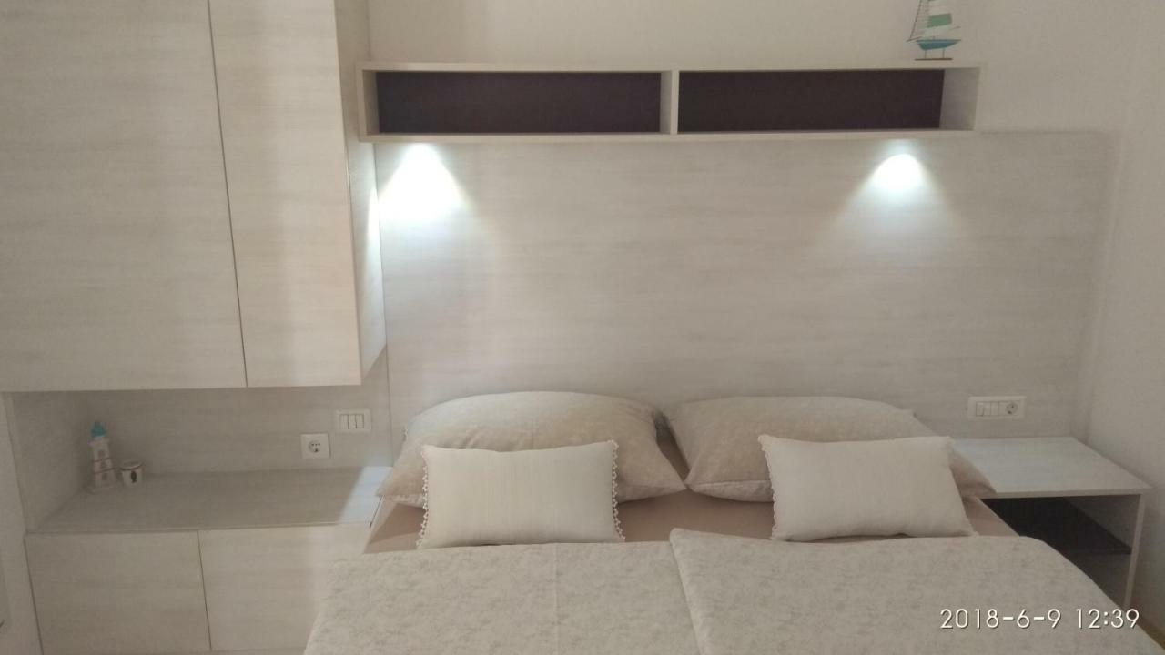 Apartments Niana With Heated Seawater Swimingpool Donji Okrug (Ciovo) Exterior foto