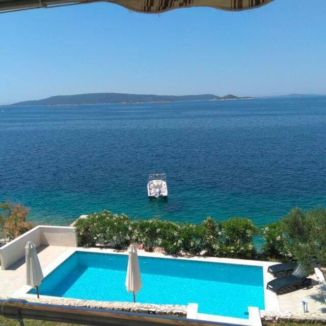 Apartments Niana With Heated Seawater Swimingpool Donji Okrug (Ciovo) Exterior foto