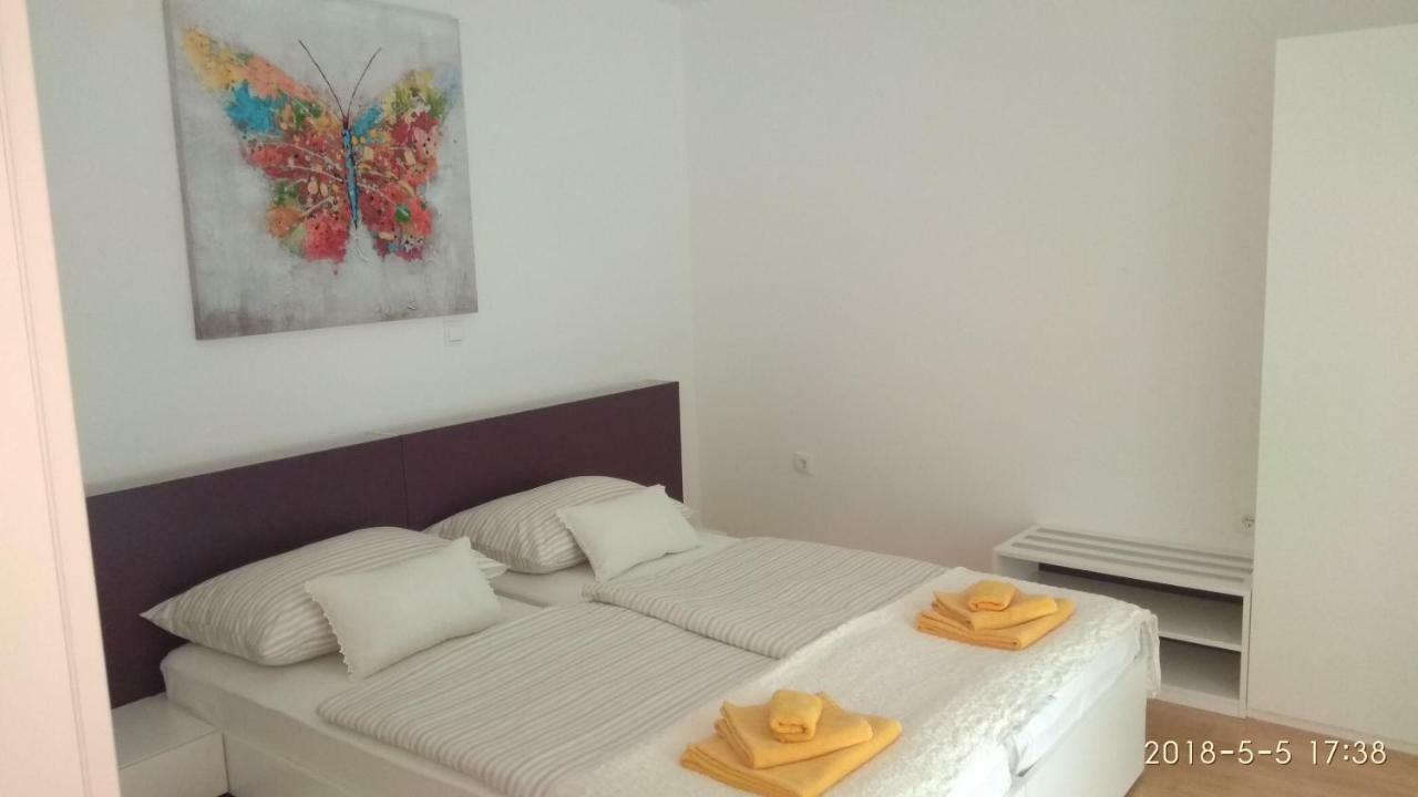 Apartments Niana With Heated Seawater Swimingpool Donji Okrug (Ciovo) Exterior foto