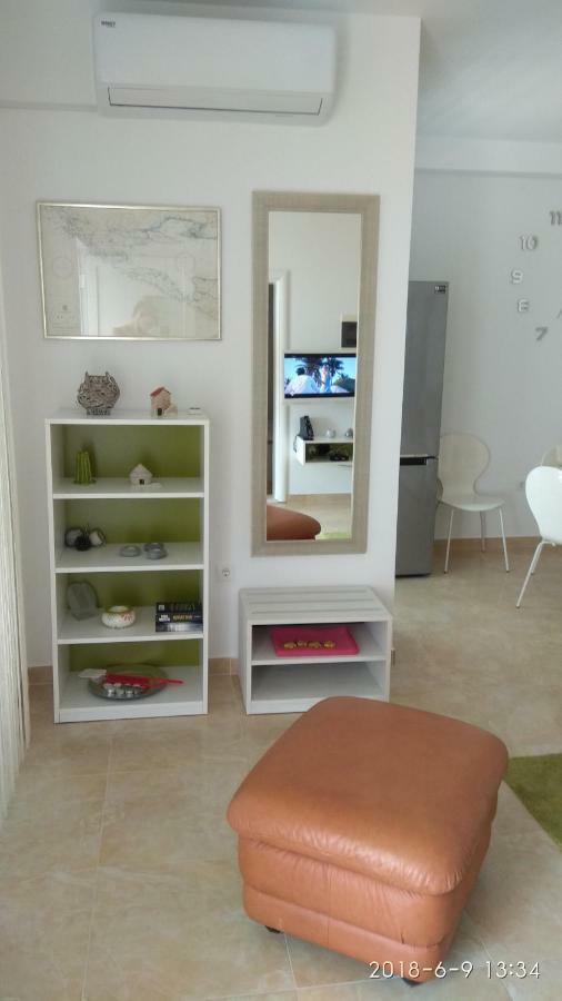 Apartments Niana With Heated Seawater Swimingpool Donji Okrug (Ciovo) Exterior foto