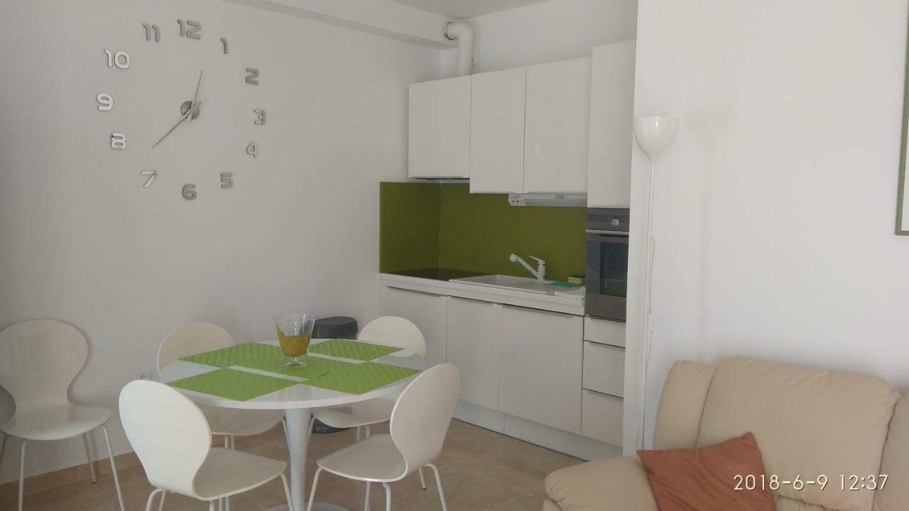 Apartments Niana With Heated Seawater Swimingpool Donji Okrug (Ciovo) Exterior foto