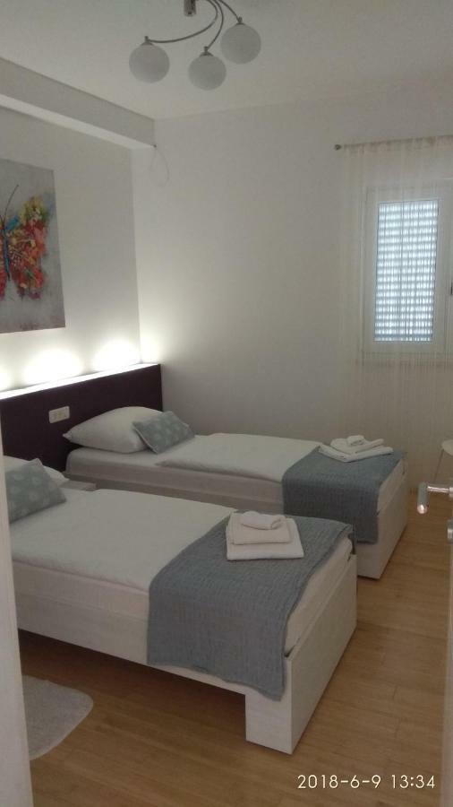 Apartments Niana With Heated Seawater Swimingpool Donji Okrug (Ciovo) Exterior foto